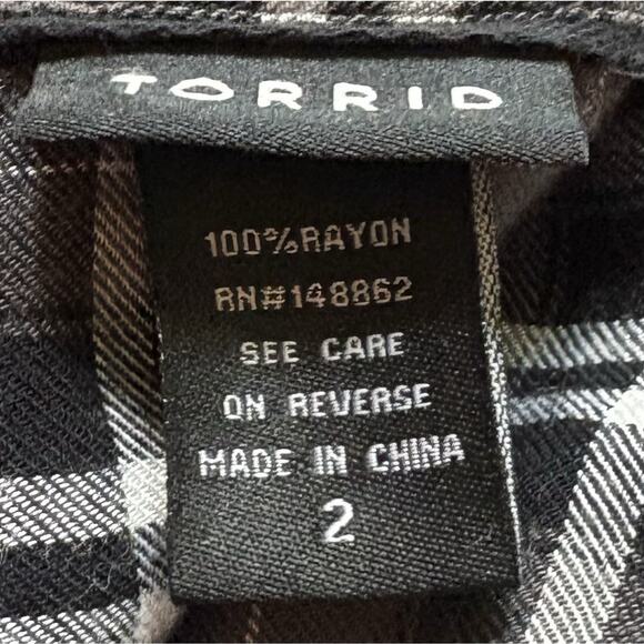Torrid 100% Rayon Black Plaid Button Up Shirt Size 2X - Picture 3 of 3